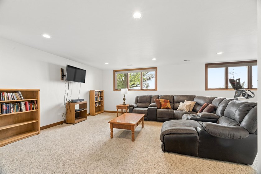 Experience waterfront living in this beautiful Lake Winnebago - photo 18