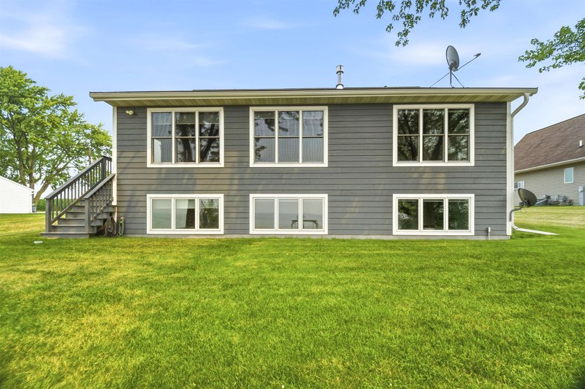Experience waterfront living in this beautiful Lake Winnebago - photo 26