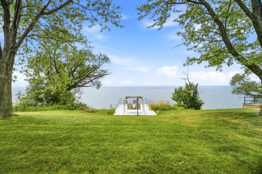 Experience waterfront living in this beautiful Lake Winnebago - photo 28