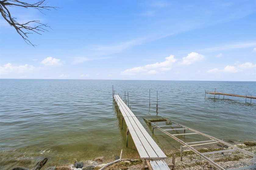 Experience waterfront living in this beautiful Lake Winnebago - photo 32