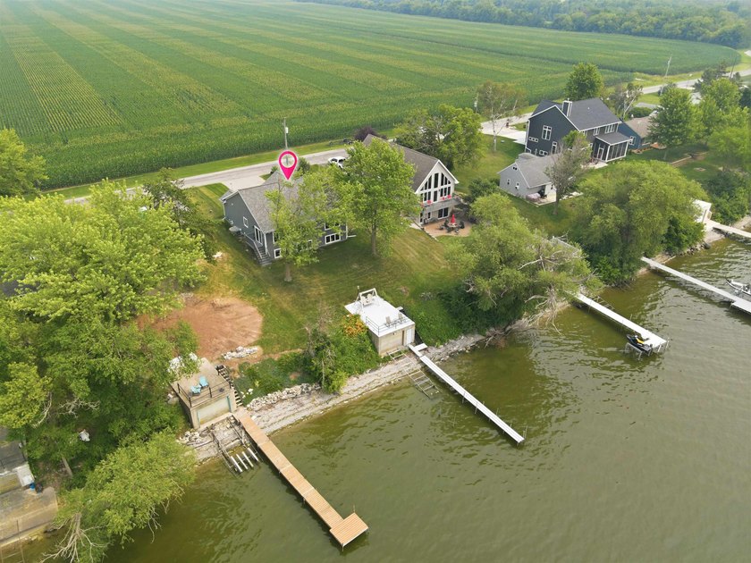 Experience waterfront living in this beautiful Lake Winnebago - photo 35