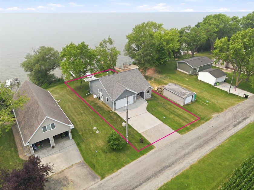 Experience waterfront living in this beautiful Lake Winnebago - photo 36