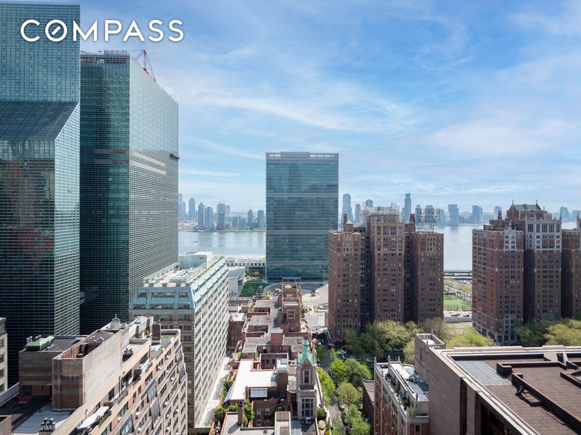 Perched on the 27th floor of the prestigious International Plaza - photo 15