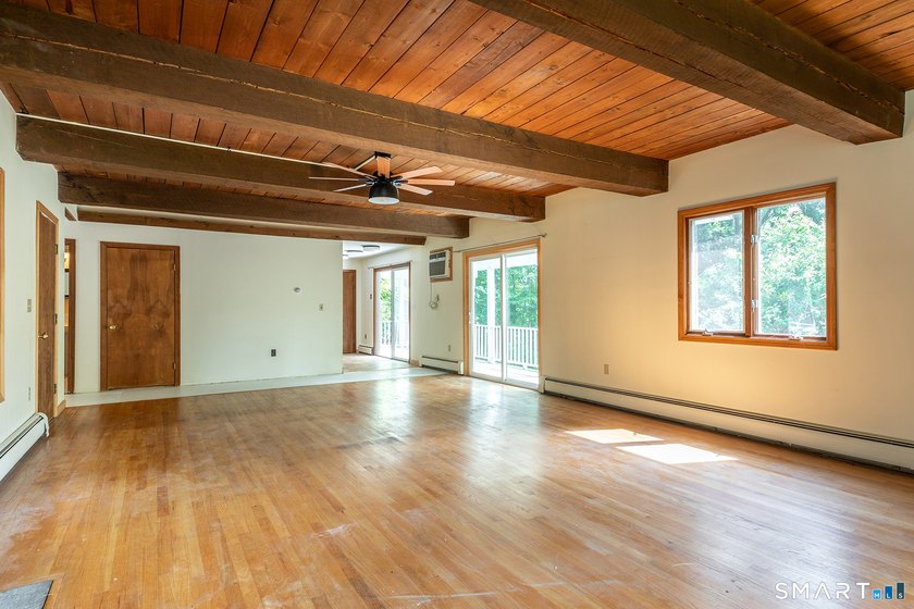 The Cub House Located in the coveted Twin Lakes area of - photo 3