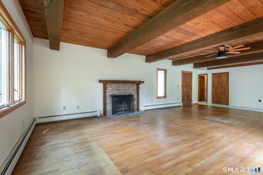 The Cub House Located in the coveted Twin Lakes area of - photo 4