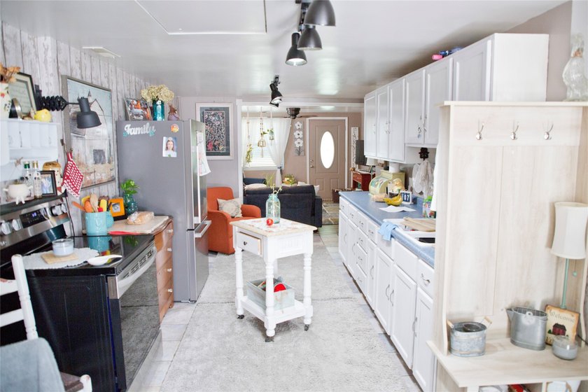 Move right into this beautifully renovated 2-bedroom, 1-bath - photo 4