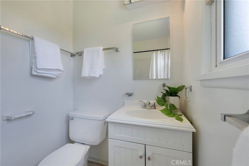 Welcome home to this beautifully well-maintained single-story - photo 16