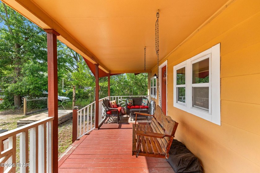 Welcome home to this charming 2-bedroom, 1-bathroom residence - photo 3