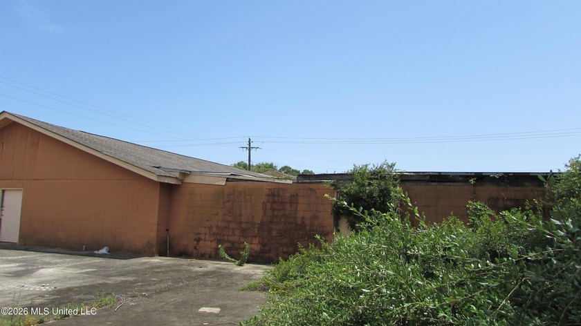 Attractive block warehouse located on a busy street. No flood - photo 13