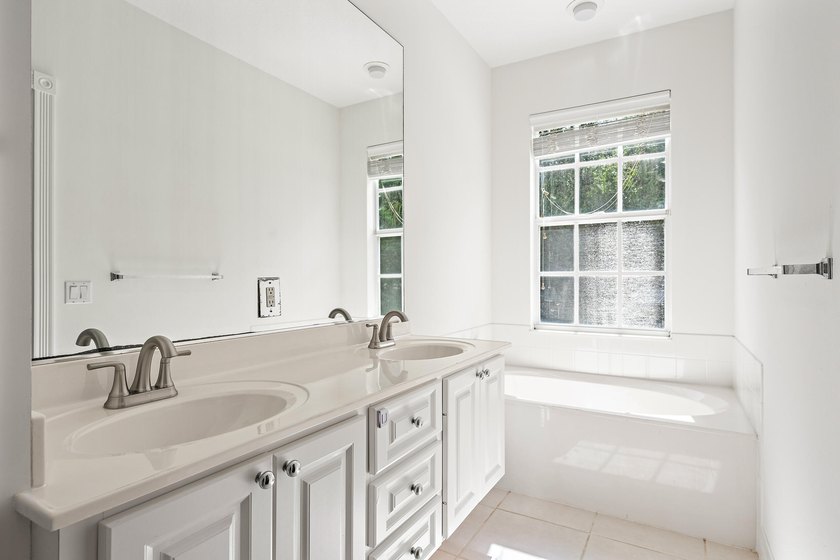 Beautifully maintained 3-bedroom, 2.5-bath townhome. This - photo 16