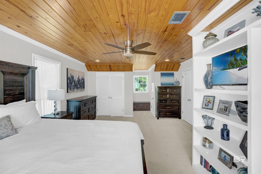 This exquisite bayfront residence features 1.22 acres along the - photo 20