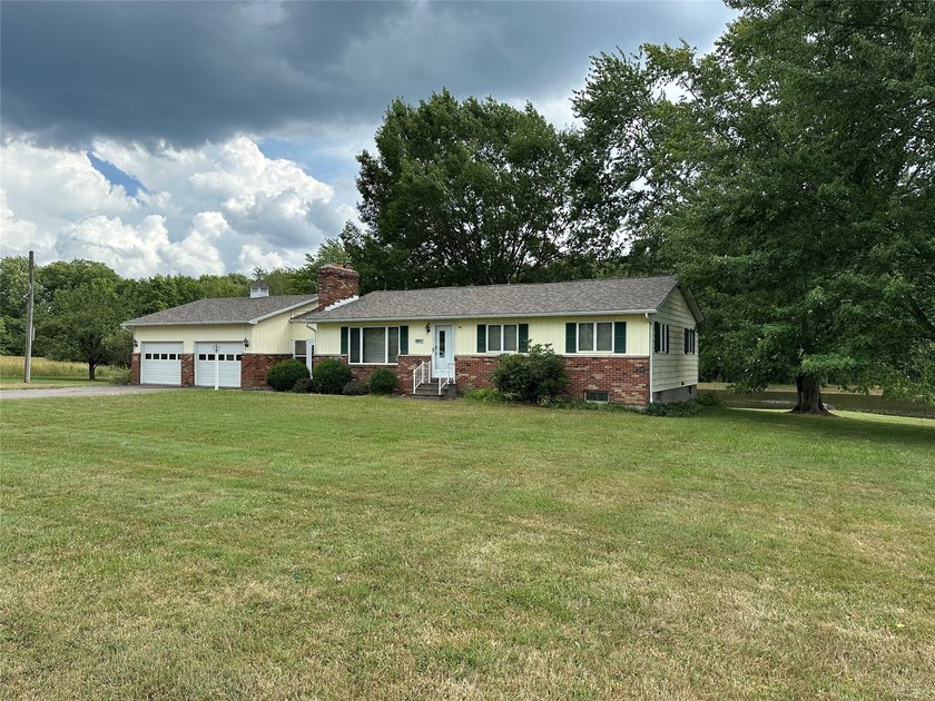 Escape to your own private retreat with this charming 3-bedroom - photo 2