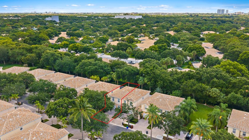 Beautifully maintained 3-bedroom, 2.5-bath townhome. This - photo 25
