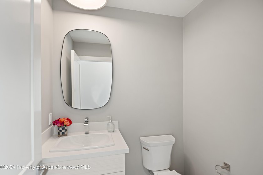 Welcome to your dream home! This fabulous 4-bedroom modern - photo 5