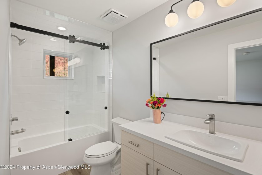 Welcome to your dream home! This fabulous 4-bedroom modern - photo 8
