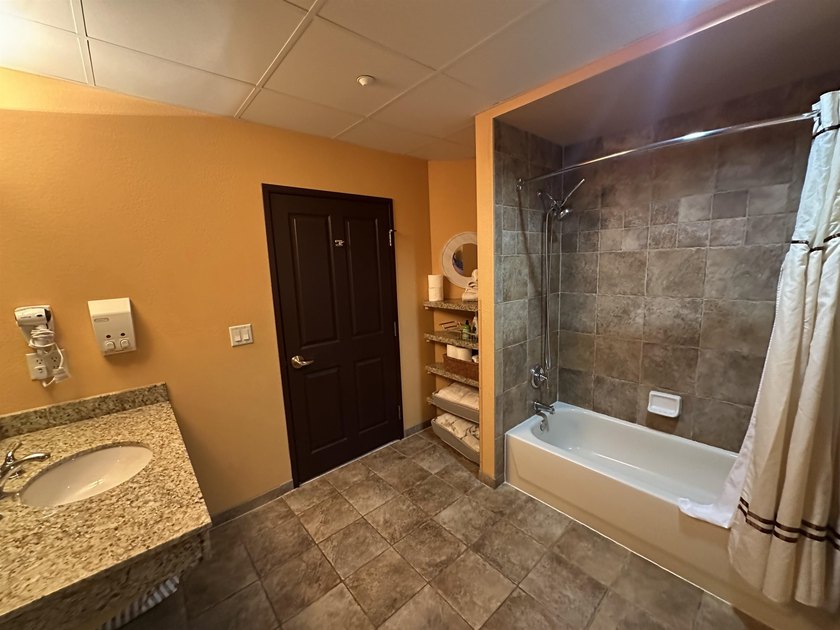 Located on the sixth floor, this spacious three bedroom condo - photo 16