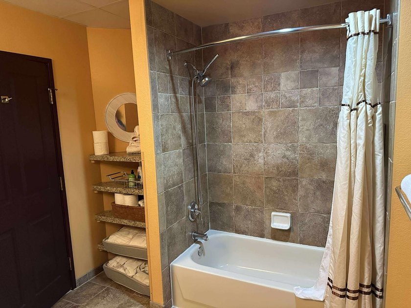 Located on the sixth floor, this spacious three bedroom condo - photo 21