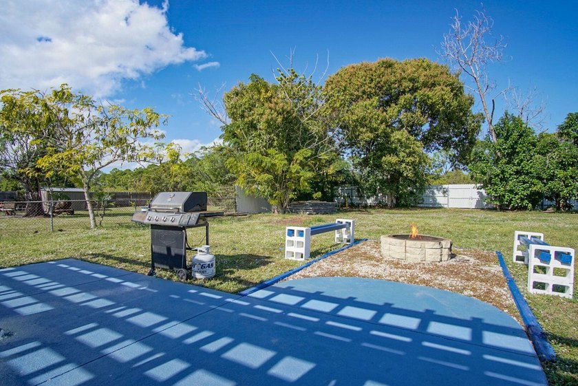 Welcome home to this spacious 4 bedroom 2 bathroom TURNKEY fully - photo 24