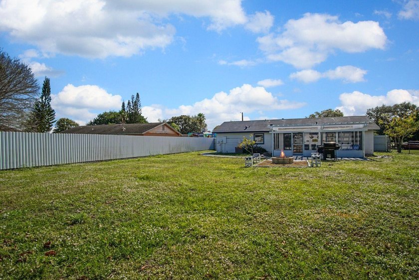 Welcome home to this spacious 4 bedroom 2 bathroom TURNKEY fully - photo 25