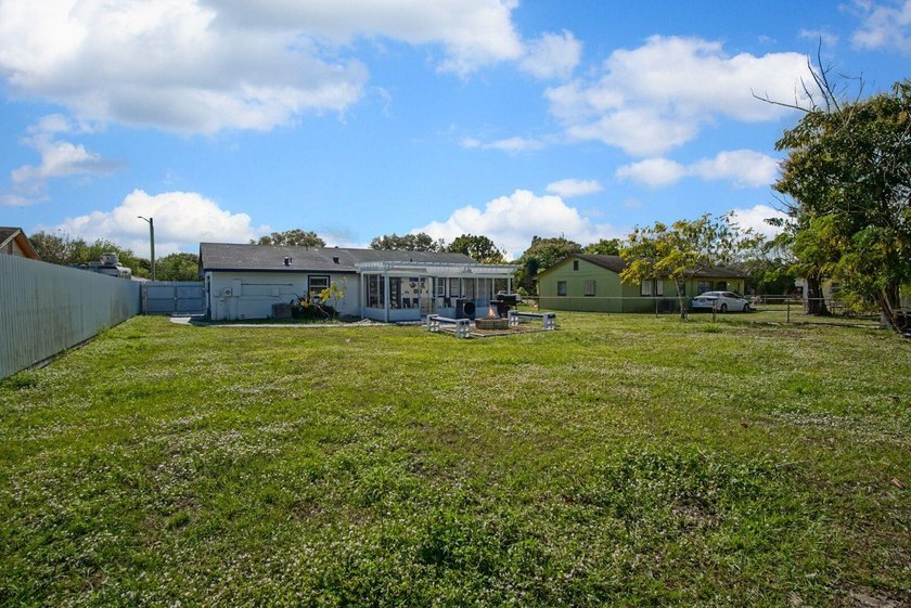 Welcome home to this spacious 4 bedroom 2 bathroom TURNKEY fully - photo 26