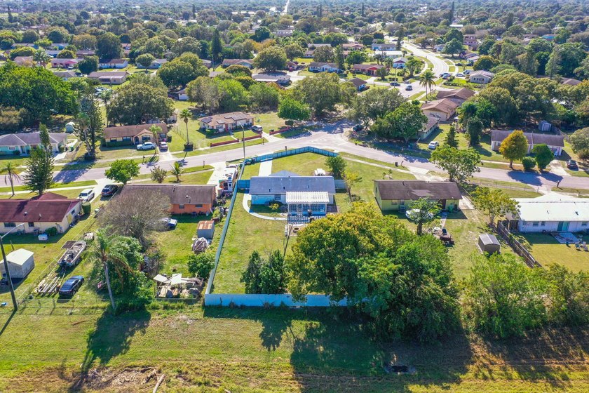 Welcome home to this spacious 4 bedroom 2 bathroom TURNKEY fully - photo 31