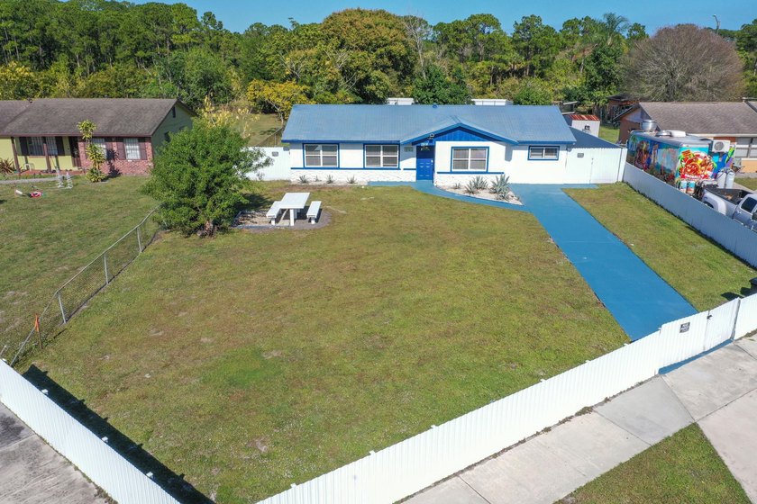 Welcome home to this spacious 4 bedroom 2 bathroom TURNKEY fully - photo 34