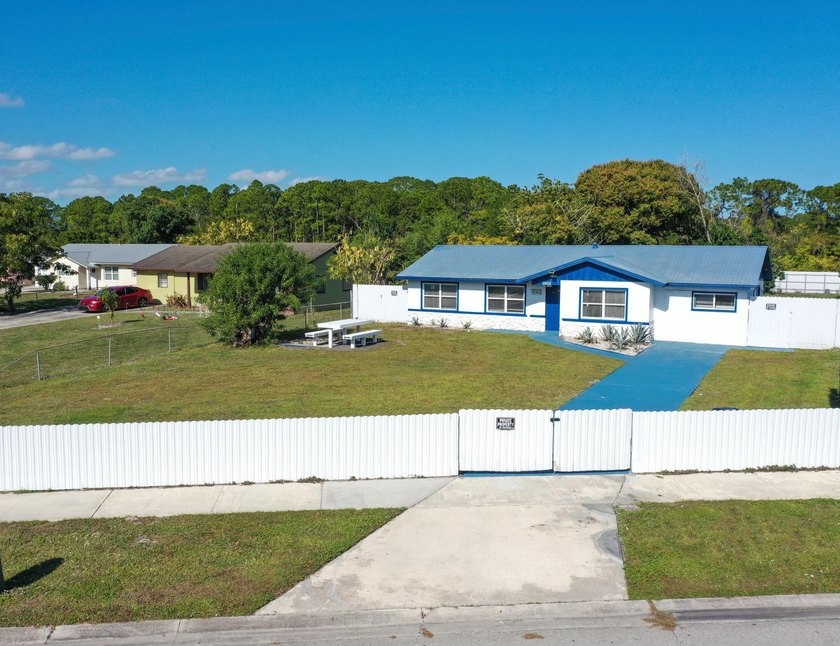 Welcome home to this spacious 4 bedroom 2 bathroom TURNKEY fully - photo 35