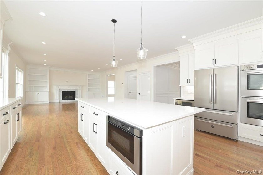 Welcome to this beautiful newly constructed center hall colonial - photo 12
