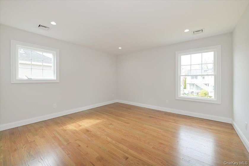 Welcome to this beautiful newly constructed center hall colonial - photo 31