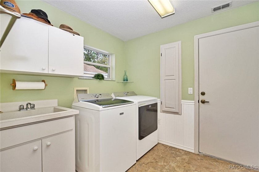 Fabulous location for this nicely updated 3 bedroom 2 bath - photo 32