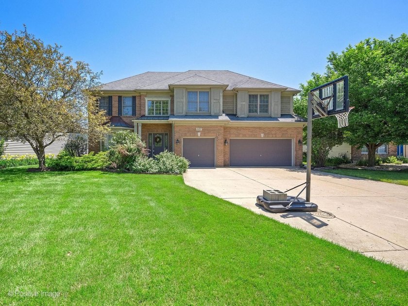 Welcome home to 537 N. Sycamore, where space, comfort, and - photo 3