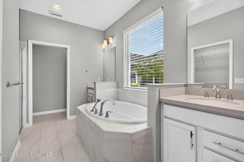 HUGE PRICE REDUCTION! QUICK CLOSING NEEDED! Welcome to this - photo 8