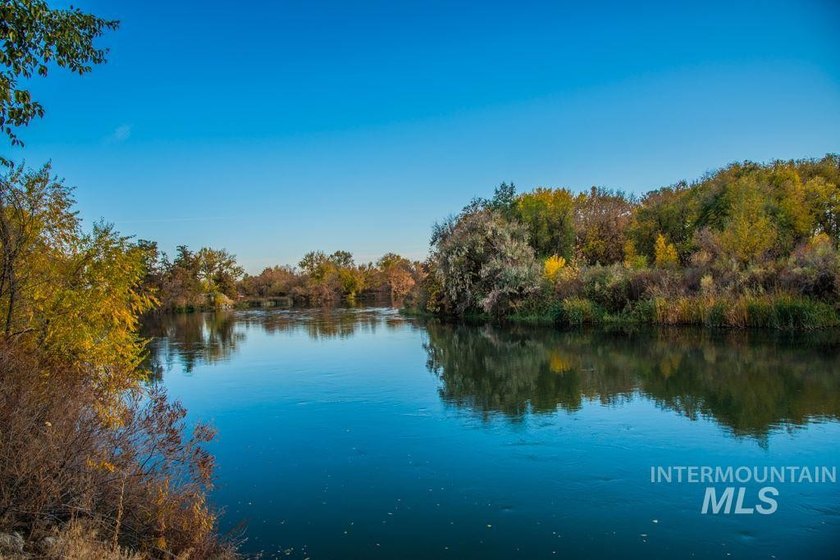 Amazing island property with 36+ acres surrounded by beautiful - photo 4