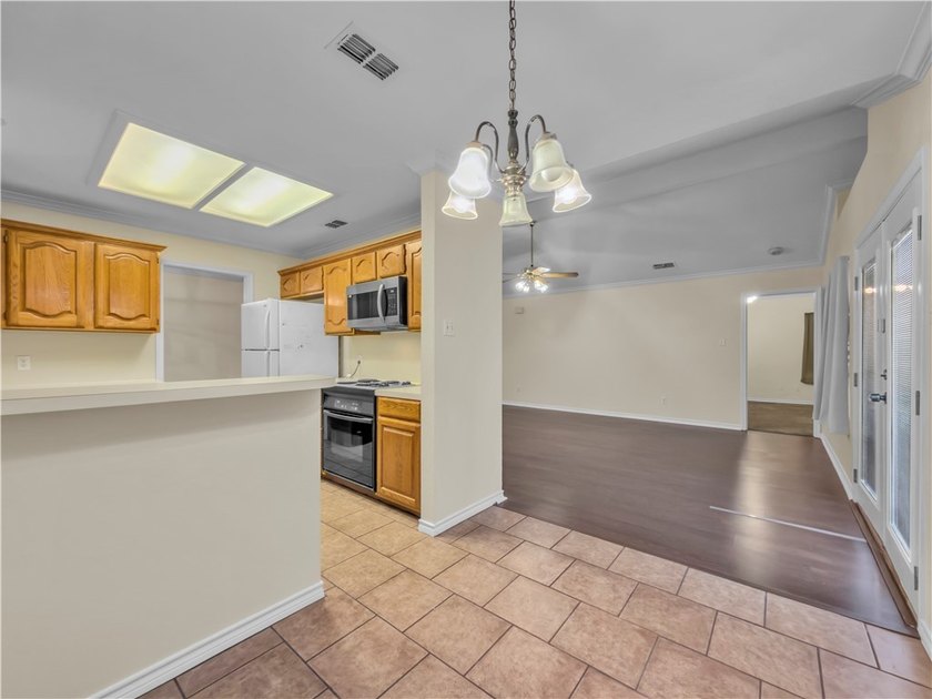 Experience the perfect harmony of comfort and convenience in - photo 11