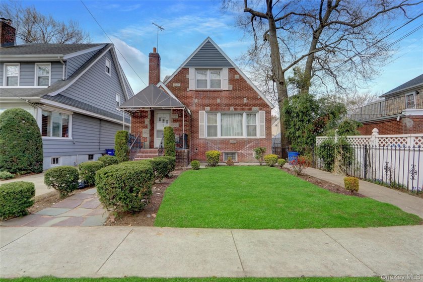 Welcome to this beautifully maintained 4-bedroom, 3-bathroom - photo 2
