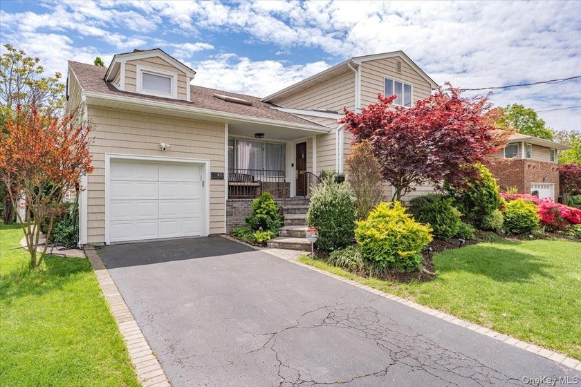 Welcome to this stunning 6-bedroom, 3.5-bath home on a beautiful - photo 2