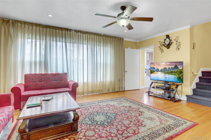 Welcome to this beautifully maintained 4-bedroom, 3-bathroom - photo 7