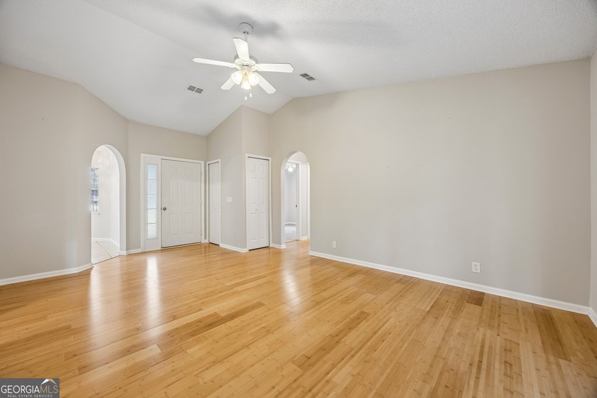 Welcome home to this well-maintained 3-bedroom, 2-bath residence - photo 4
