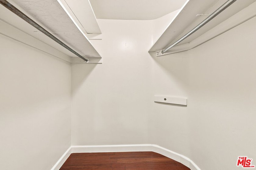 Lovely rear facing condo located in prime location, minutes to - photo 15
