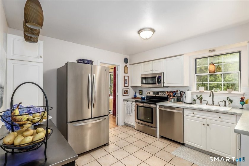 PERFECT SIZE- UPDATED-IMMACULATE! Immaculate and exceptionally - photo 7