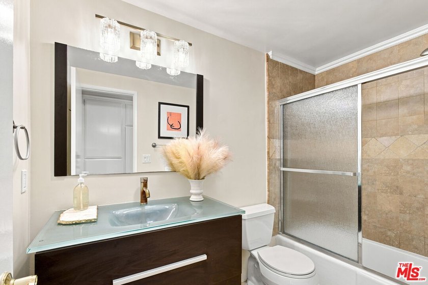 Lovely rear facing condo located in prime location, minutes to - photo 18