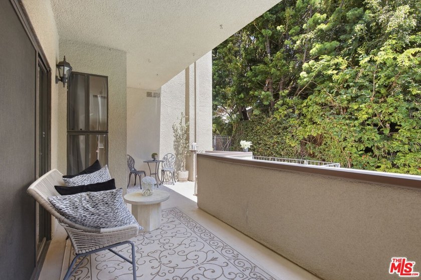 Lovely rear facing condo located in prime location, minutes to - photo 20