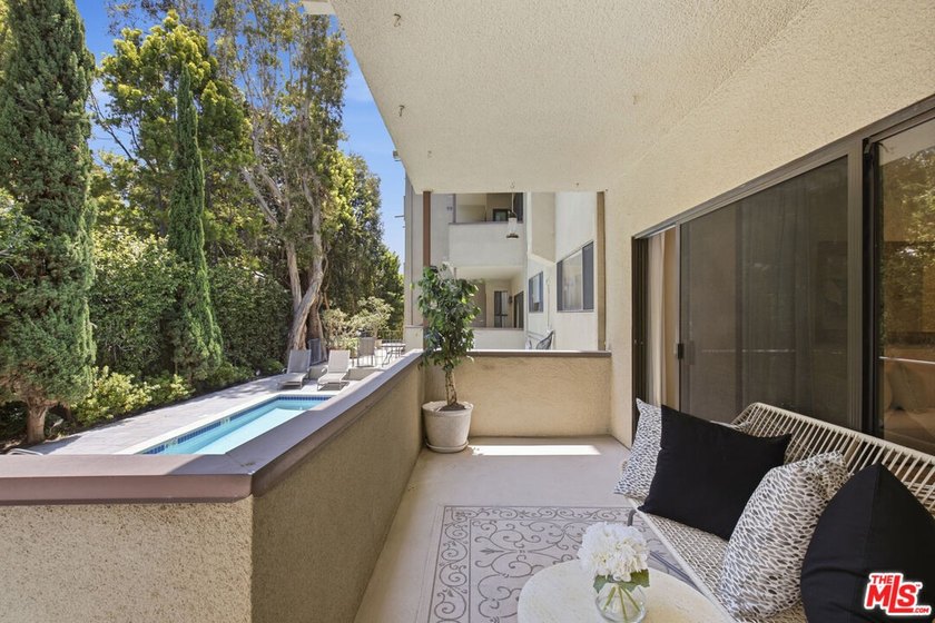 Lovely rear facing condo located in prime location, minutes to - photo 21