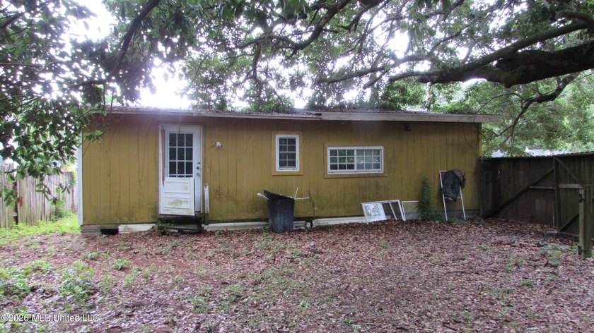 Corner lot near downtown Gulfport. Fenced yard, newer roof, does - photo 11
