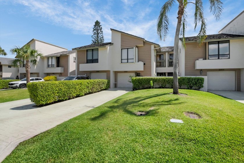 Welcome to this stunning townhouse in the desirable community of - photo 2