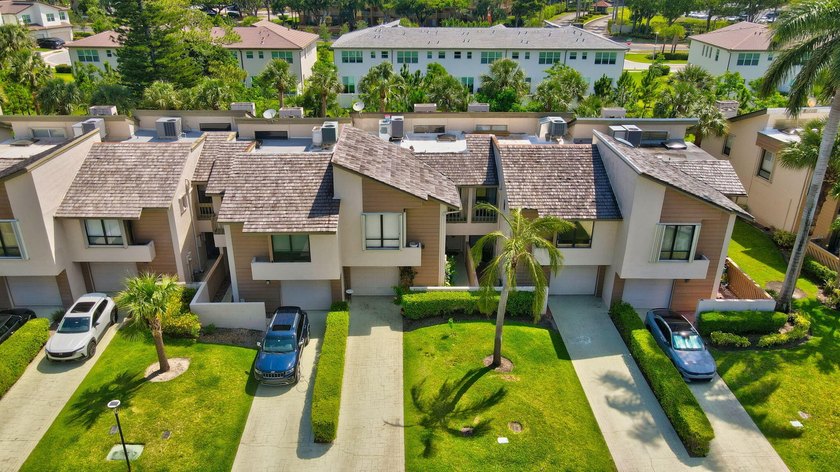 Welcome to this stunning townhouse in the desirable community of - photo 3