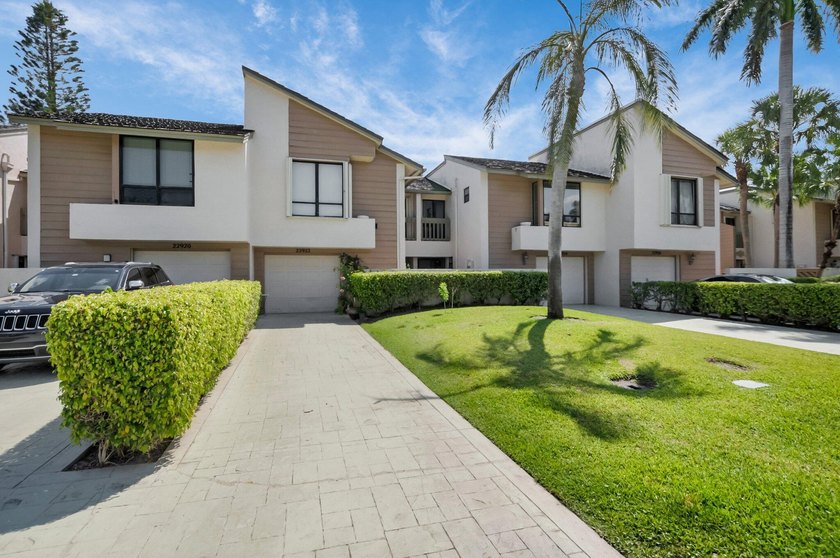Welcome to this stunning townhouse in the desirable community of - photo 4