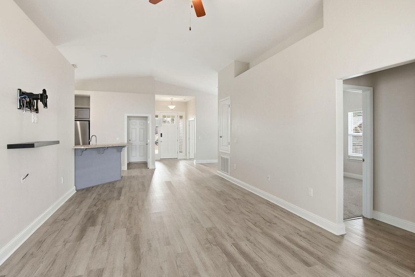 A conveniently located must-see! Fresh interior paint on walls - photo 8