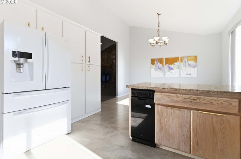 Spacious modern home in a well-kept neighborhood with updated - photo 12