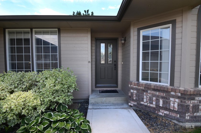 This charming, turn-key former parade home is completely move-in - photo 3